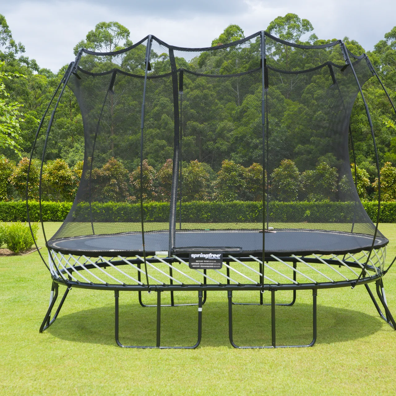 Trampolína Springfree Medium Oval O77 na zahradě