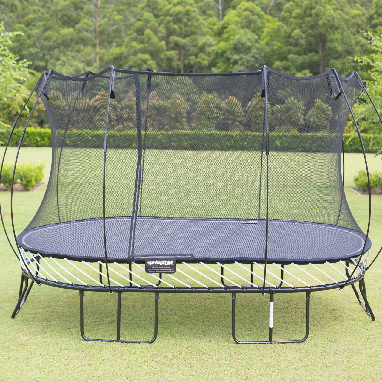 Přední pohled na trampolínu Springfree Large Oval O92