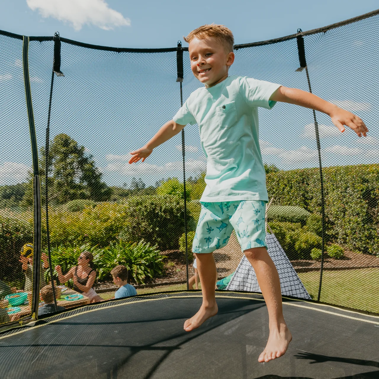 Chlapec na trampolíně Springfree Large Square S113