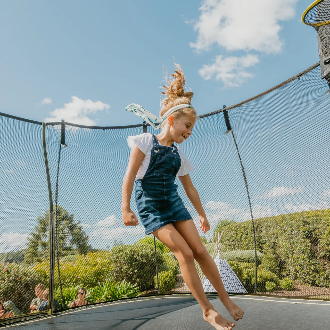 Dívka na trampolíně Springfree Large Square S113