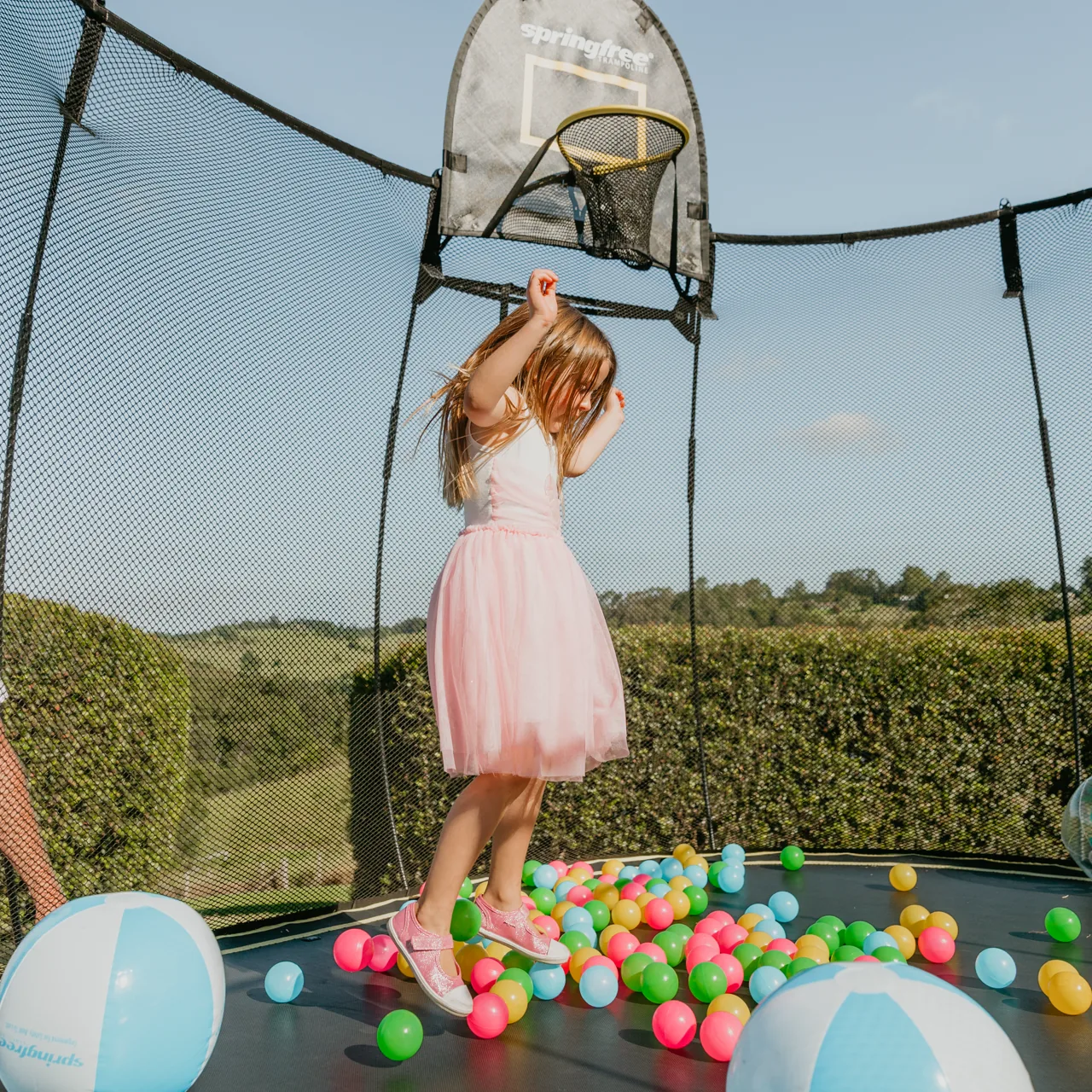 Dívka pod basketbalovým košem na trampolíně Springfree Medium Oval O77
