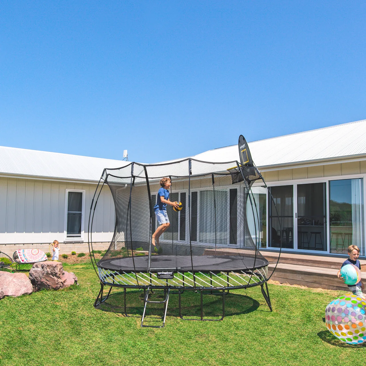 Trampolína Springfree Medium Oval O77 před domem