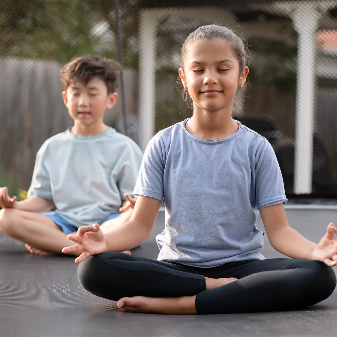 Děti sedí na trampolíně Springfree Jumbo Round R132