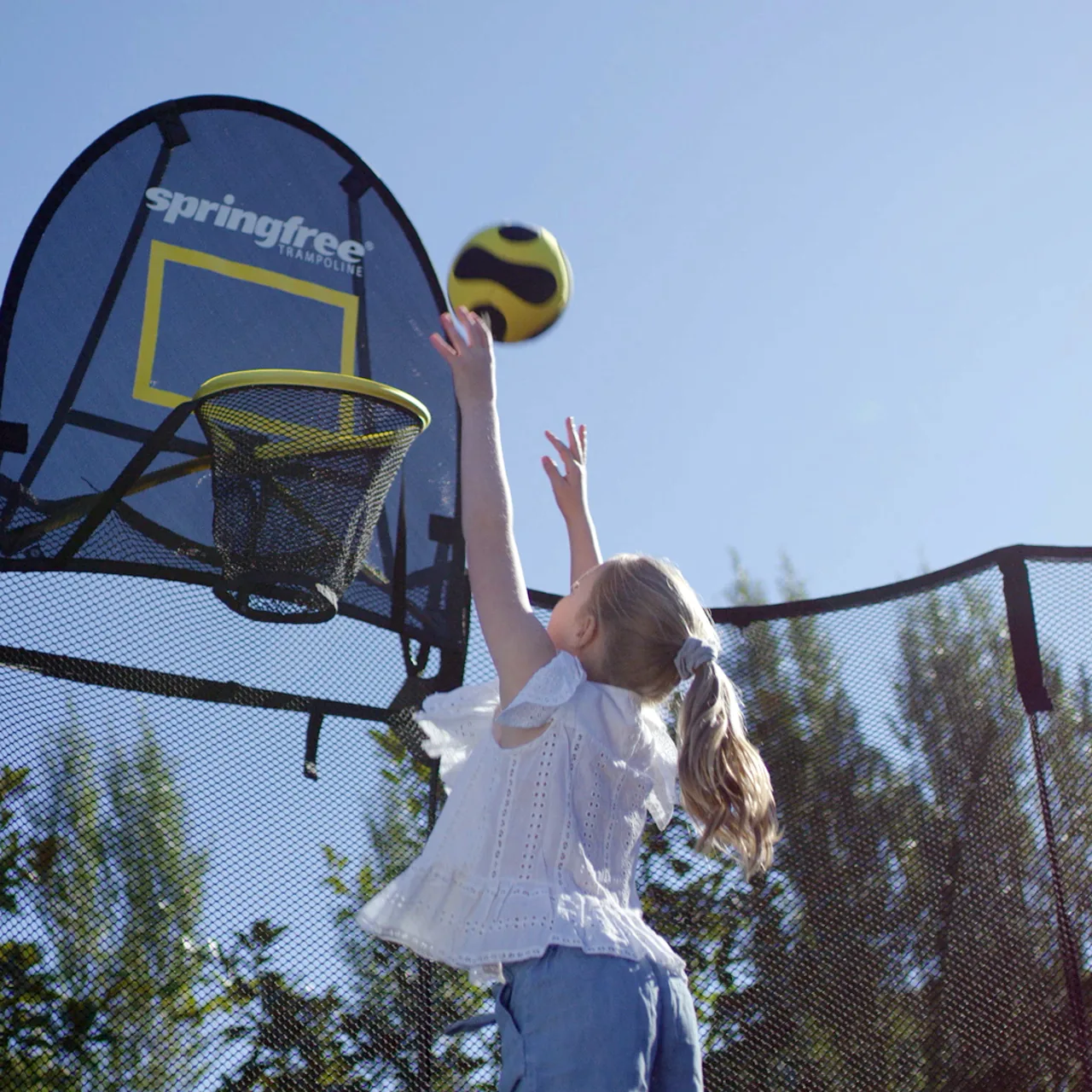 Dítě pod basketbalovým košem na trampolíně Springfree Jumbo Round R132