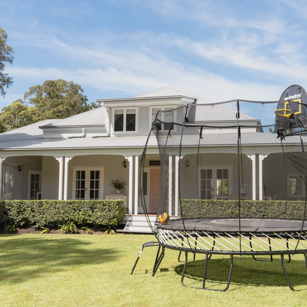 Trampolína Springfree Medium Round R79 na zahradě