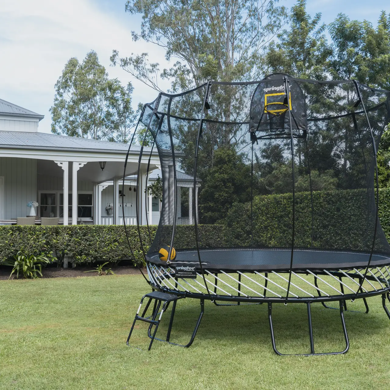 Trampolína Springfree s košem FlexrHoop před domem