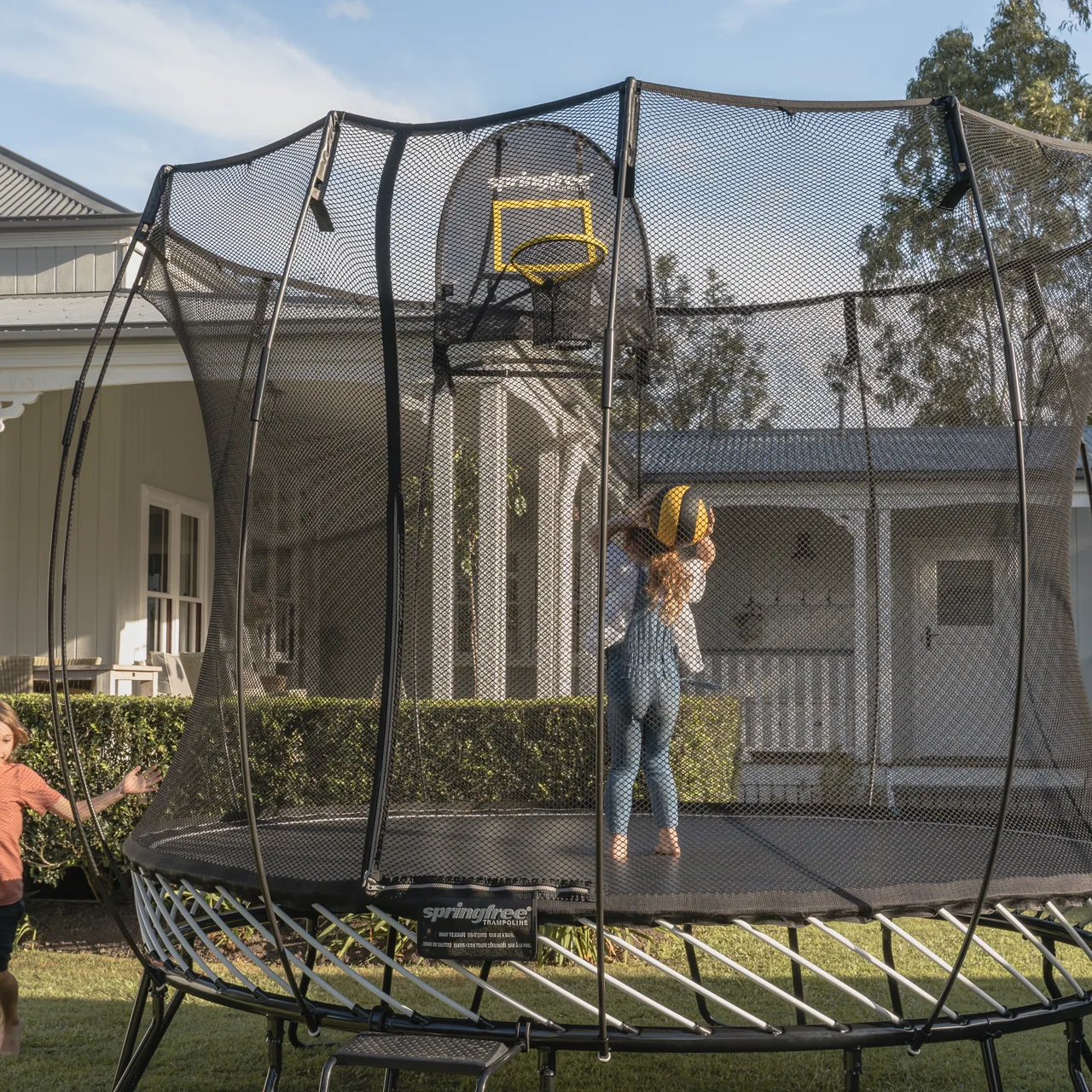 Dítě s míčem na trampolíně Springfree Medium Round R79