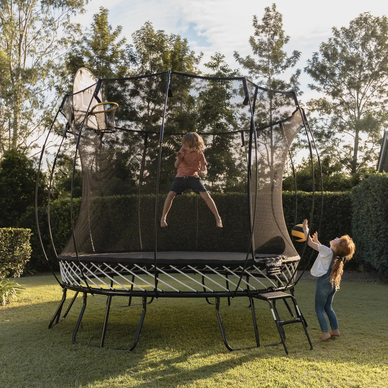 Děti u trampolíny Springfree se schůdky FlexrStep