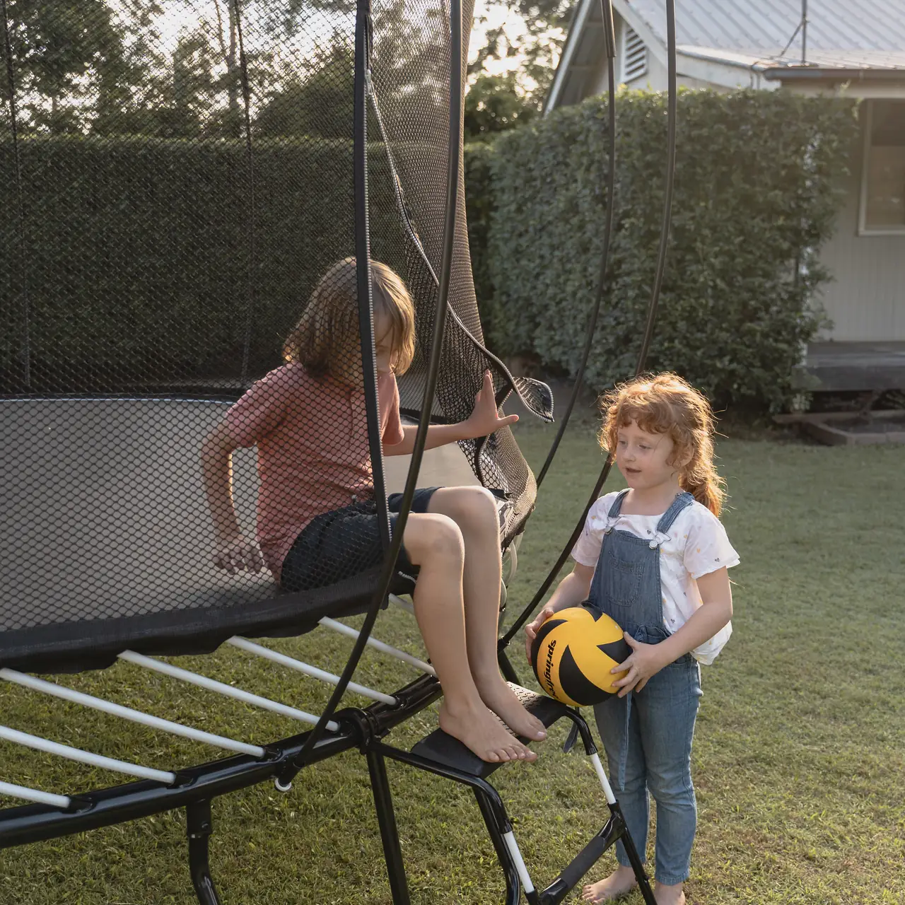 Děti u schůdků FlexrStep na trampolíně Springfree