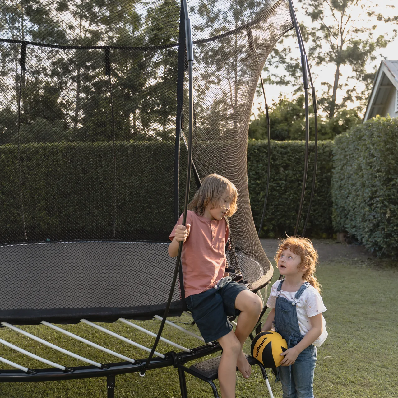 Děti sedí na trampolíně Springfree Medium Round R79