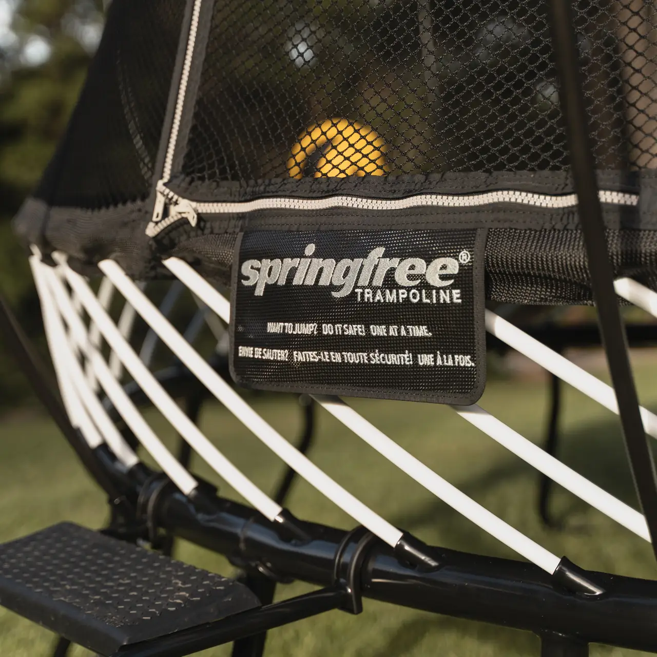 Detail schůdků FlexrStep u trampolíny Springfree