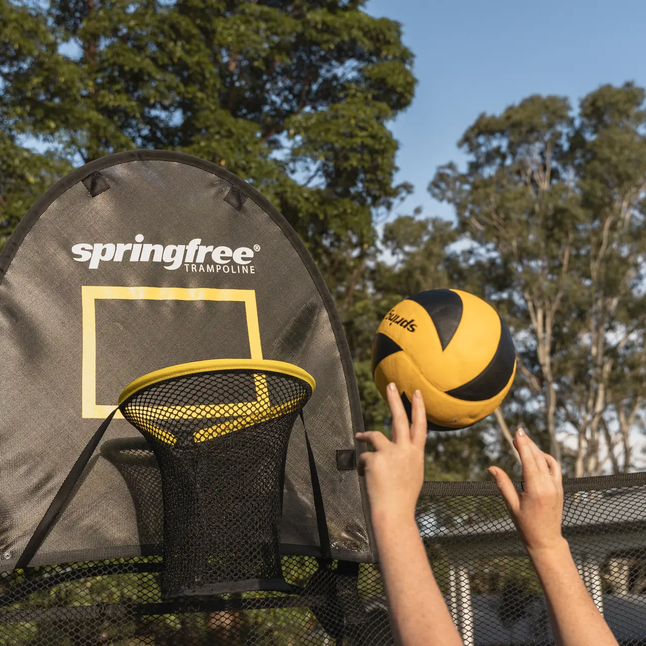 Detail basketbalového koše FlexrHoop při střelbě