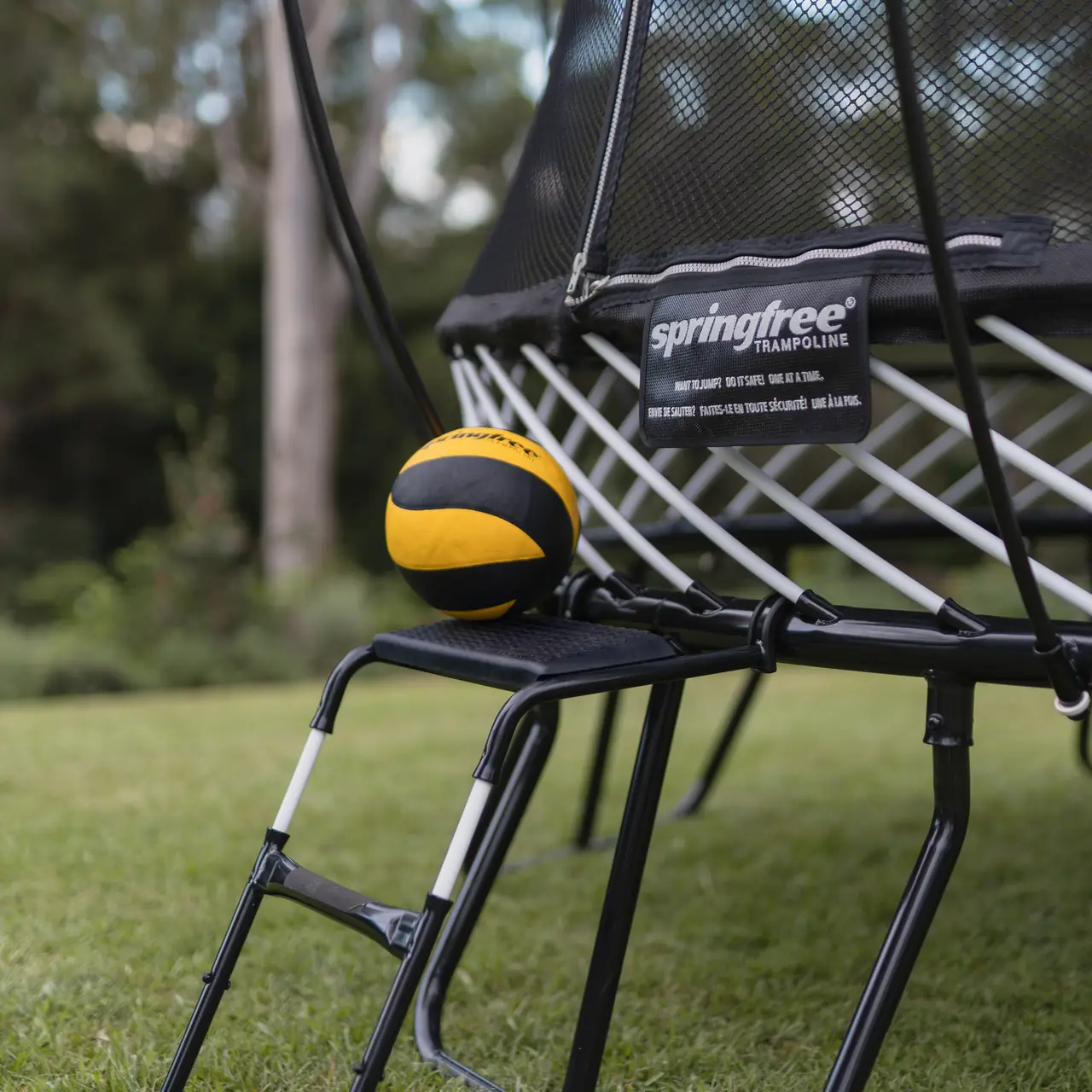 Detail schůdků FlexrStep s míčem u trampolíny Springfree