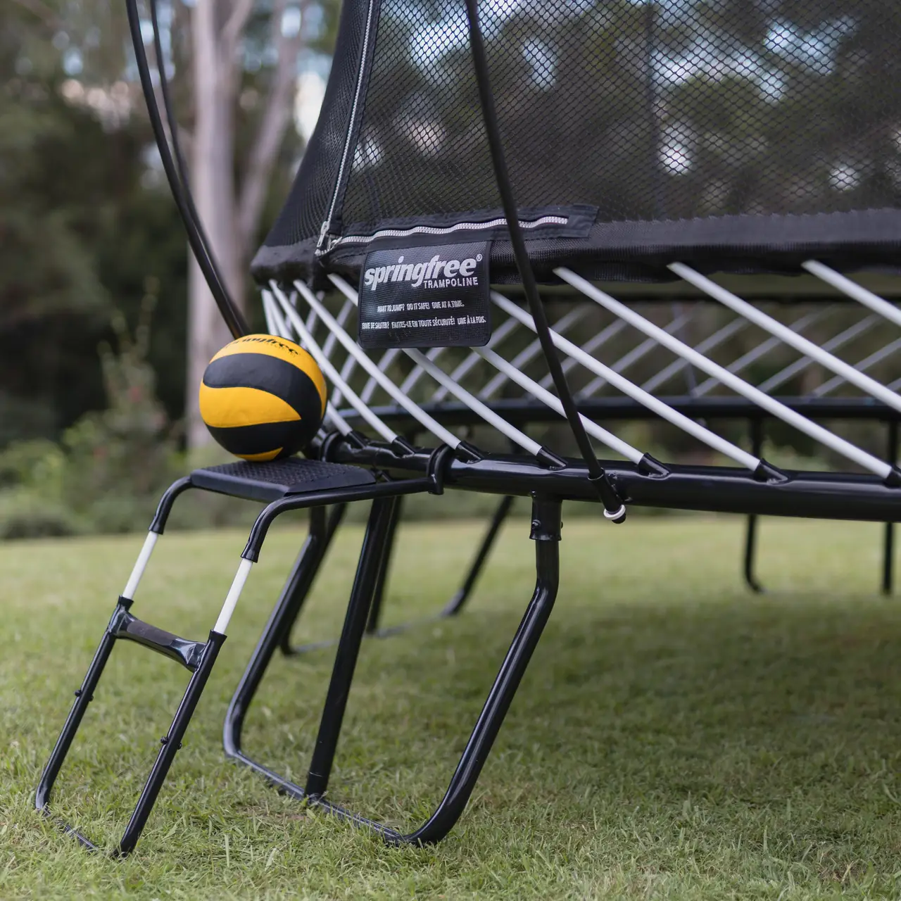 Boční pohled na schůdky FlexrStep u trampolíny Springfree