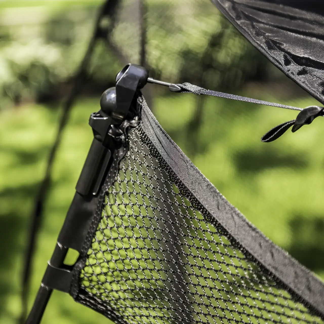 Detail uchycení sluneční clony Springfree k ochranné síti