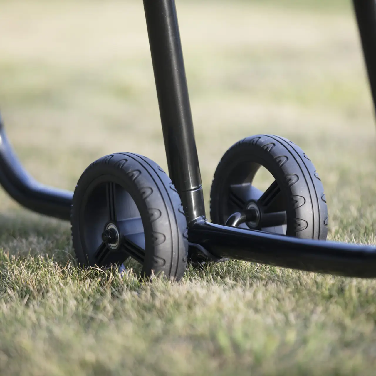 Detail pojezdových kol Springfree u nohy trampolíny