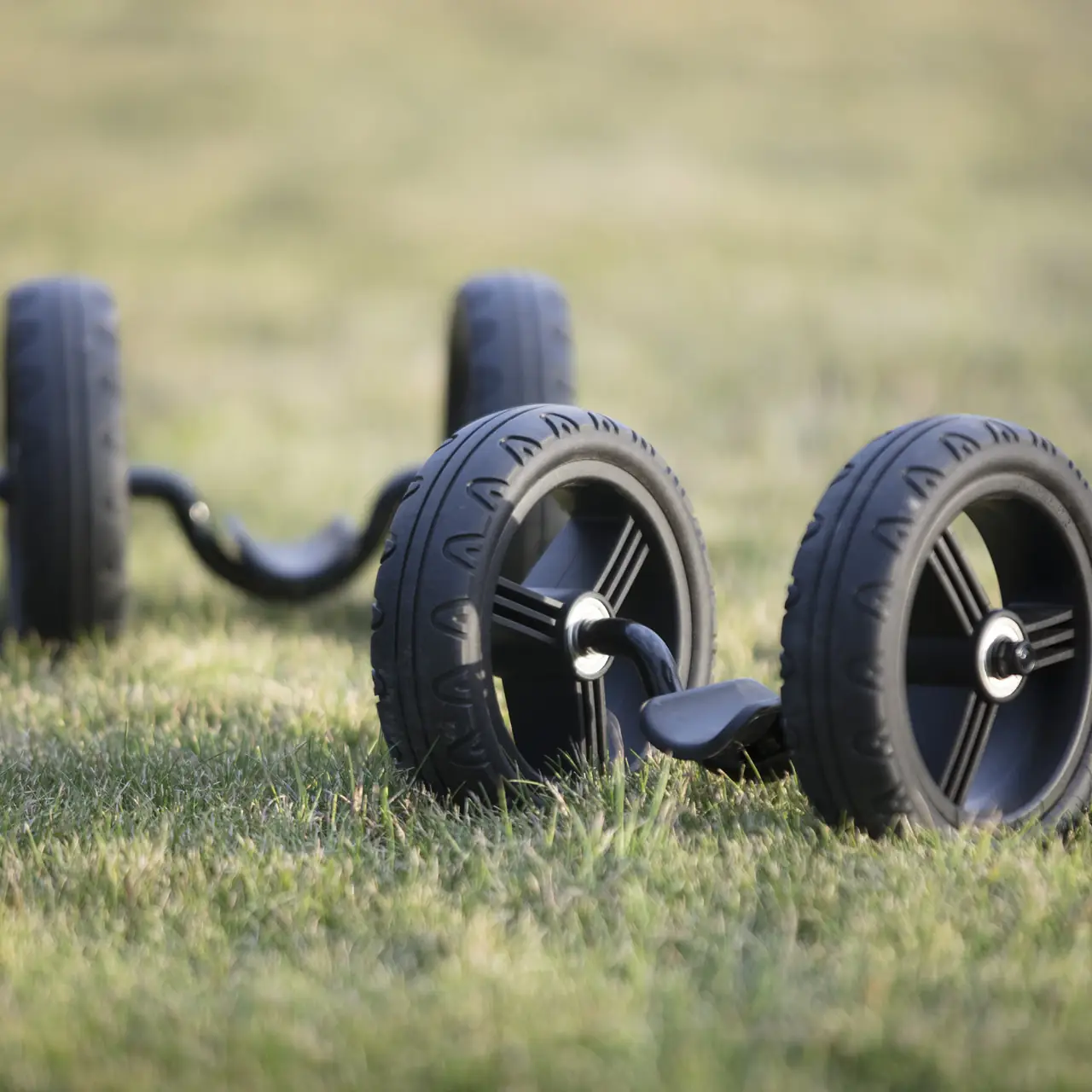 Dvojice pojezdových kol Springfree na trávě