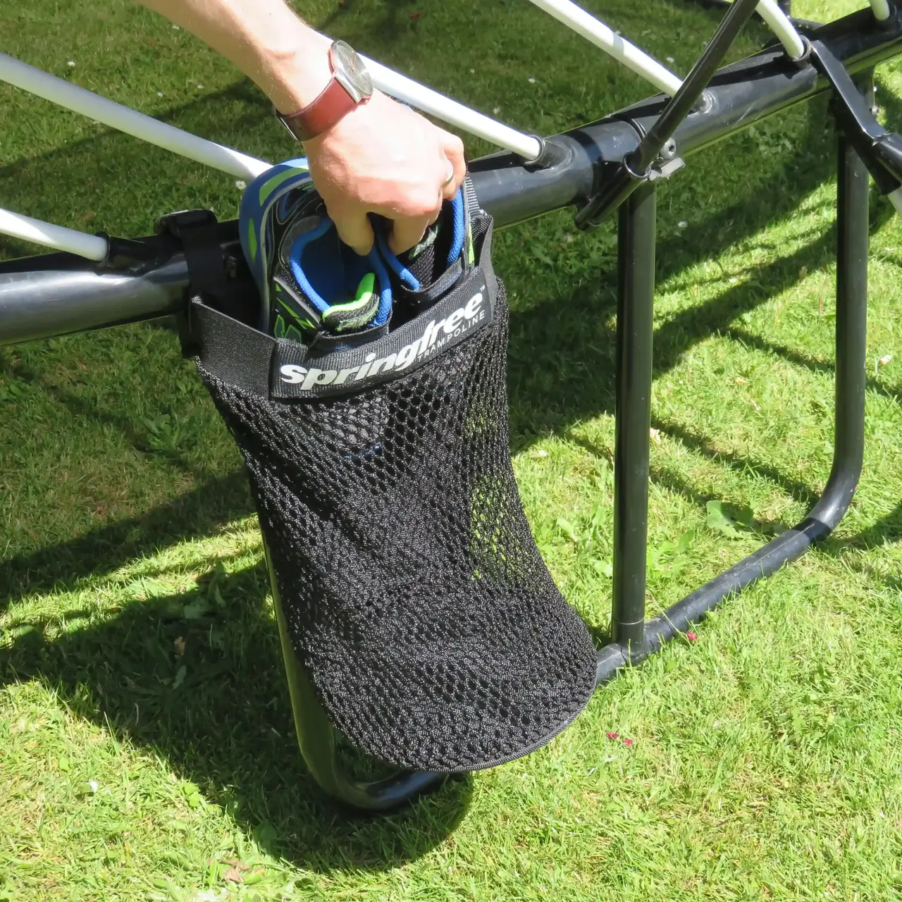 Úložný vak Springfree zavěšený na trampolíně