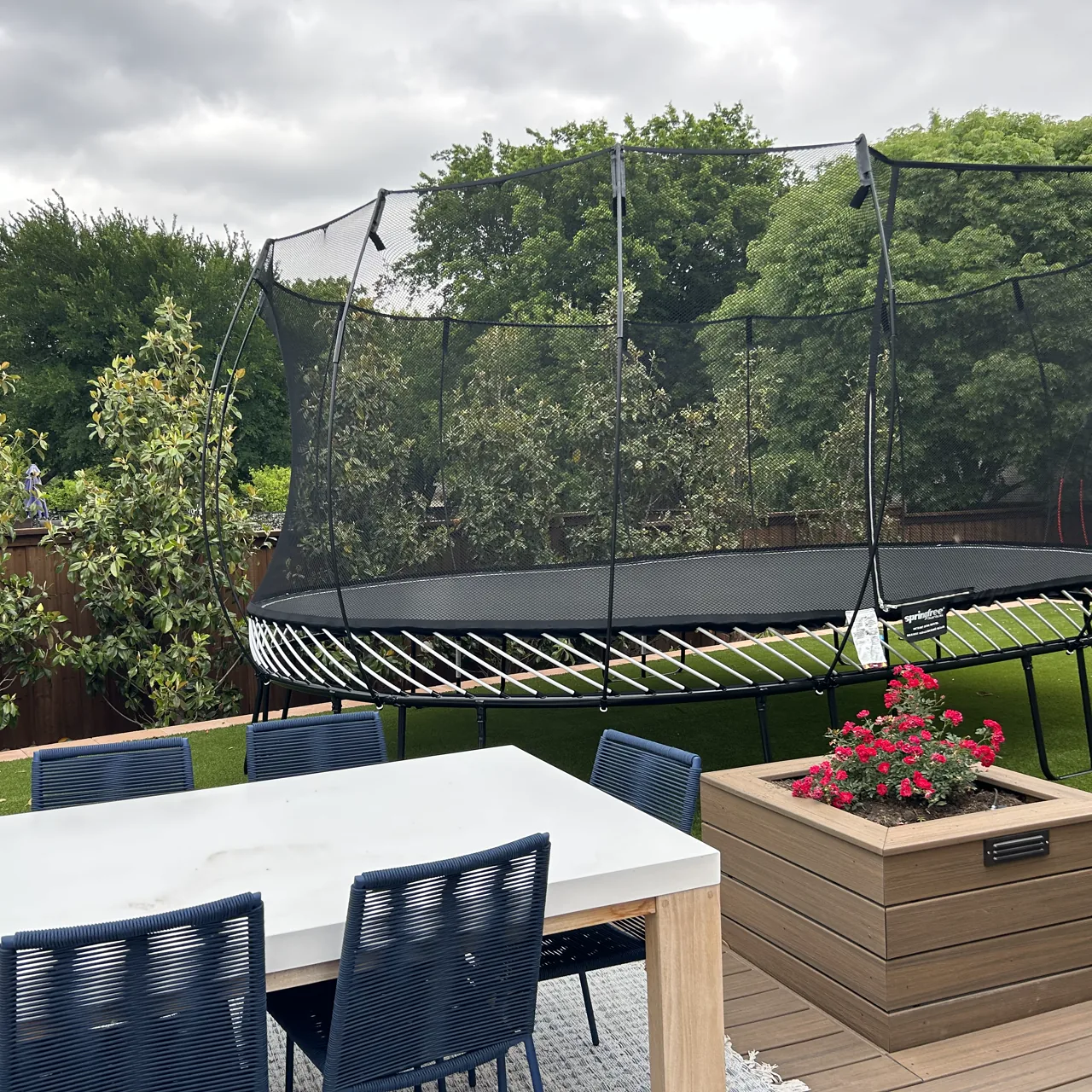 Trampolína Springfree Jumbo Oval O200 vedle terasy