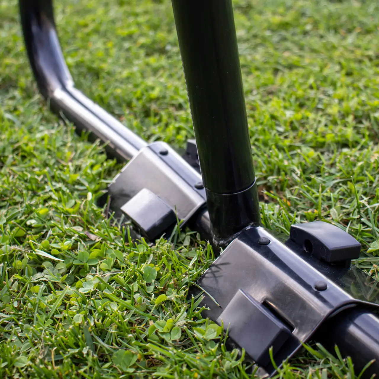 Detail upevnění kotvící sady Springfree ke konstrukci trampolíny