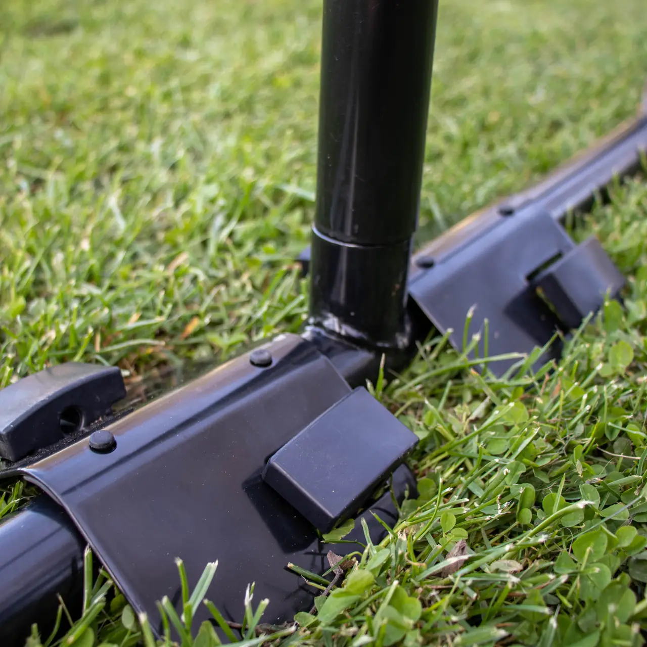 Detail kotvící sady Springfree připevněné k trampolíně