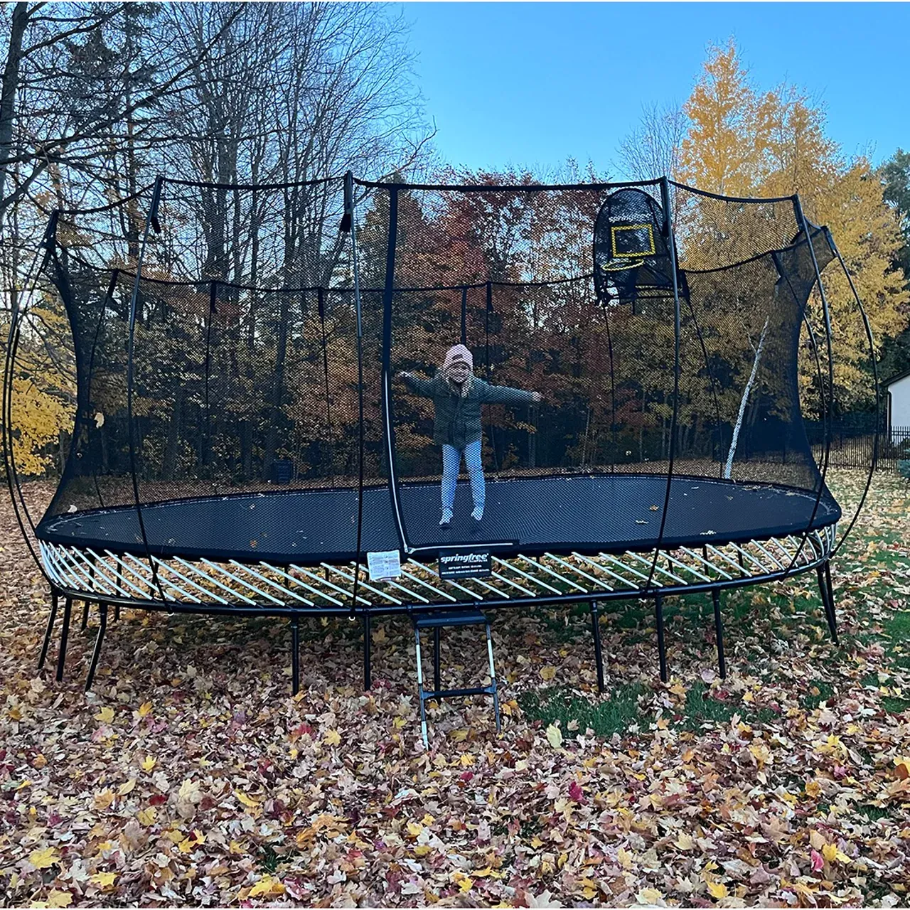 Dítě na trampolíně Springfree Jumbo Oval O200 s basketbalovým košem