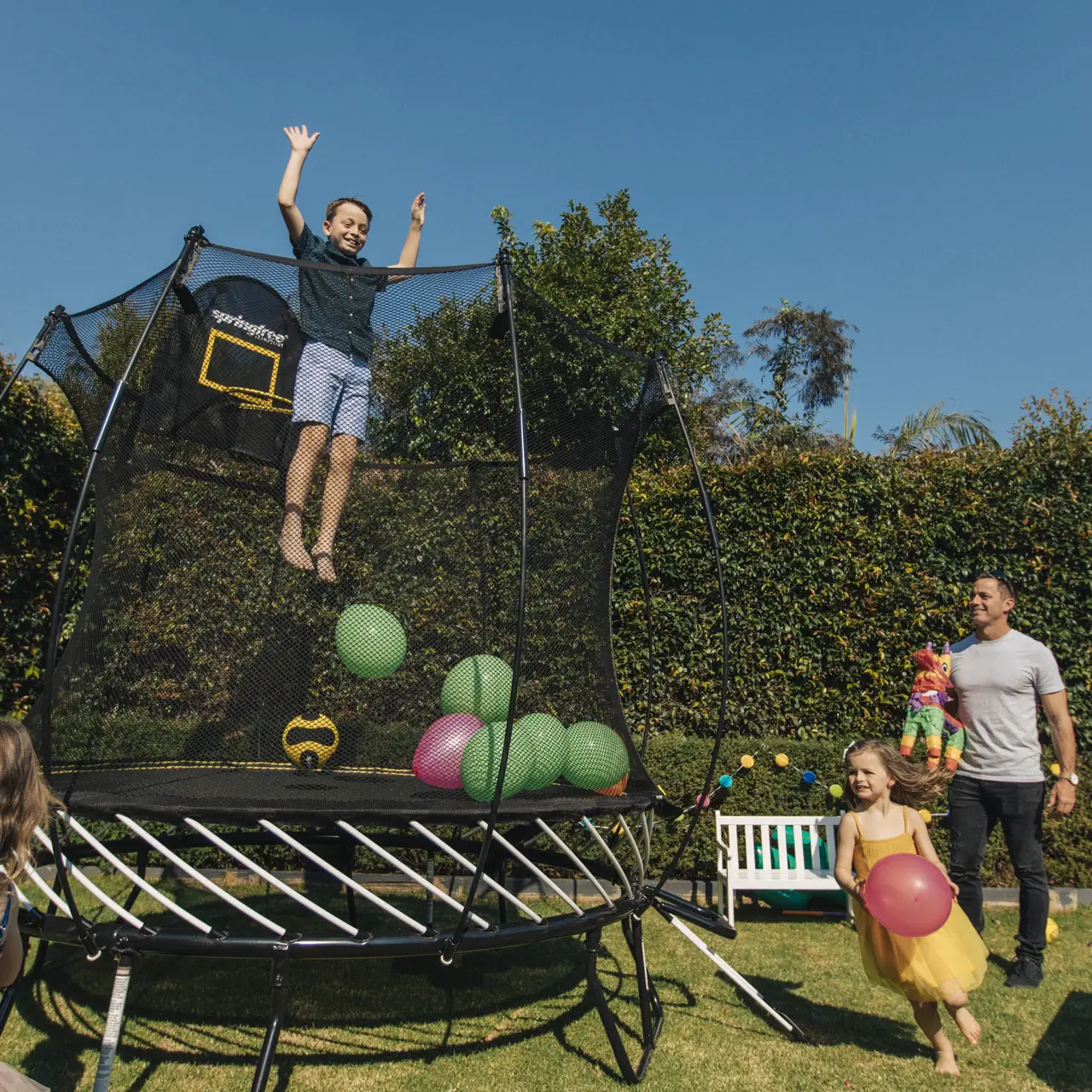 Dítě ve výskoku na trampolíně Springfree Compact Round R54