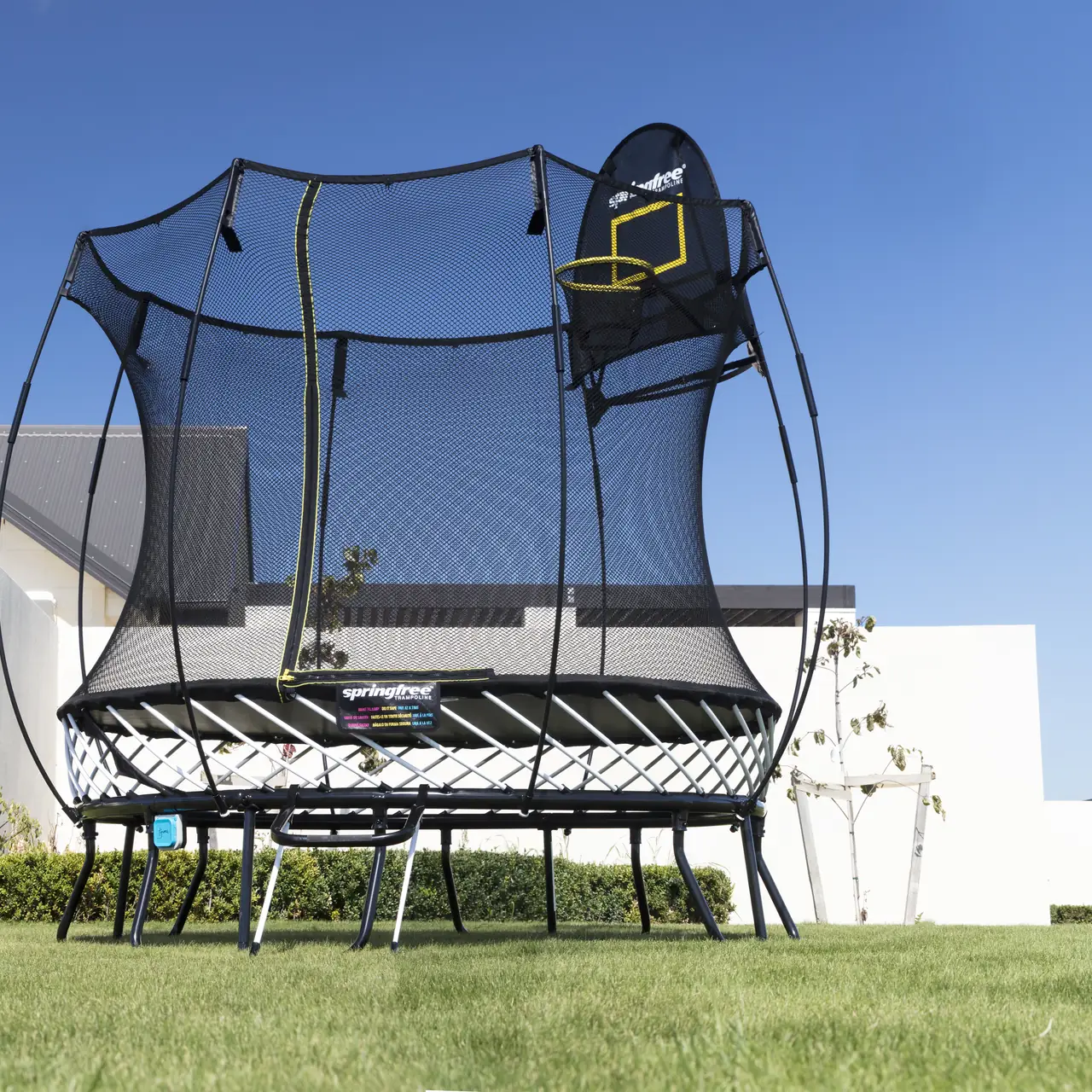 Trampolína Springfree Compact Round R54 s košem FlexrHoop a žebříkem FlexrStep
