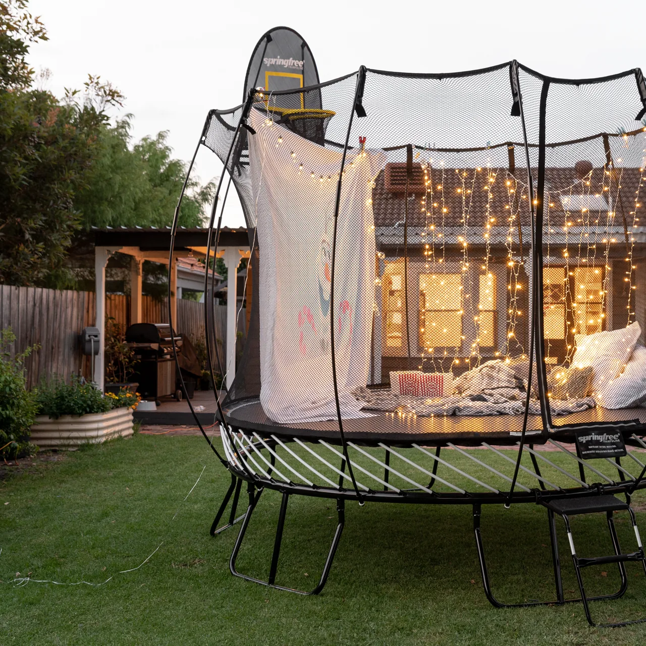 Trampolína Springfree Medium Round R79 připravená na večerní promítání