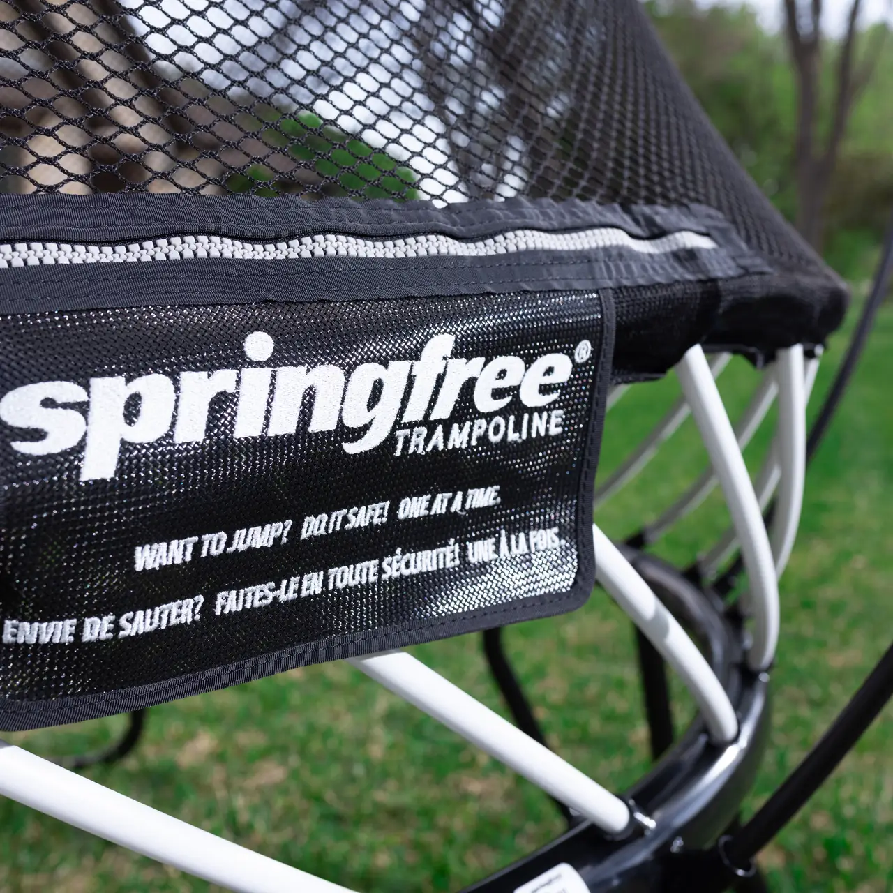 Detail loga Springfree na trampolíně Mini Round R30