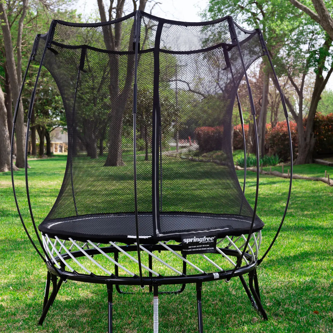 Trampolína Springfree Mini Round R30 na zahradě