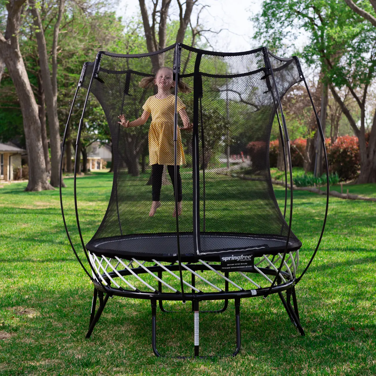 Dítě stojí na trampolíně Springfree Mini Round R30