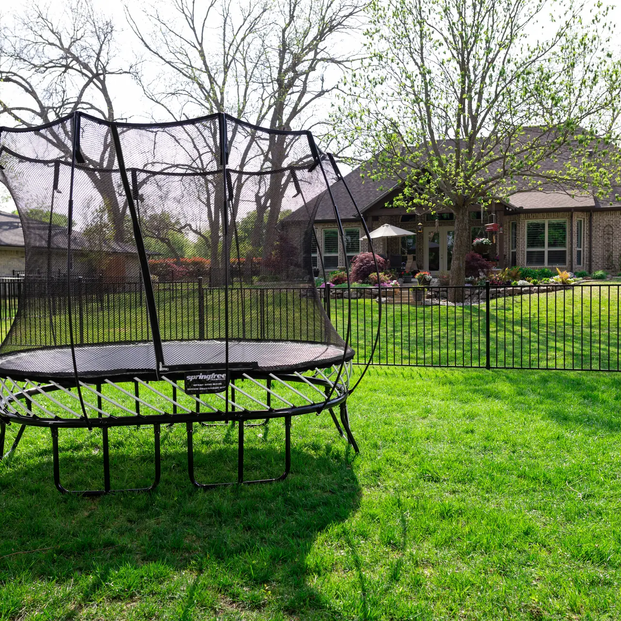 Boční pohled na trampolínu Springfree Compact Oval O47