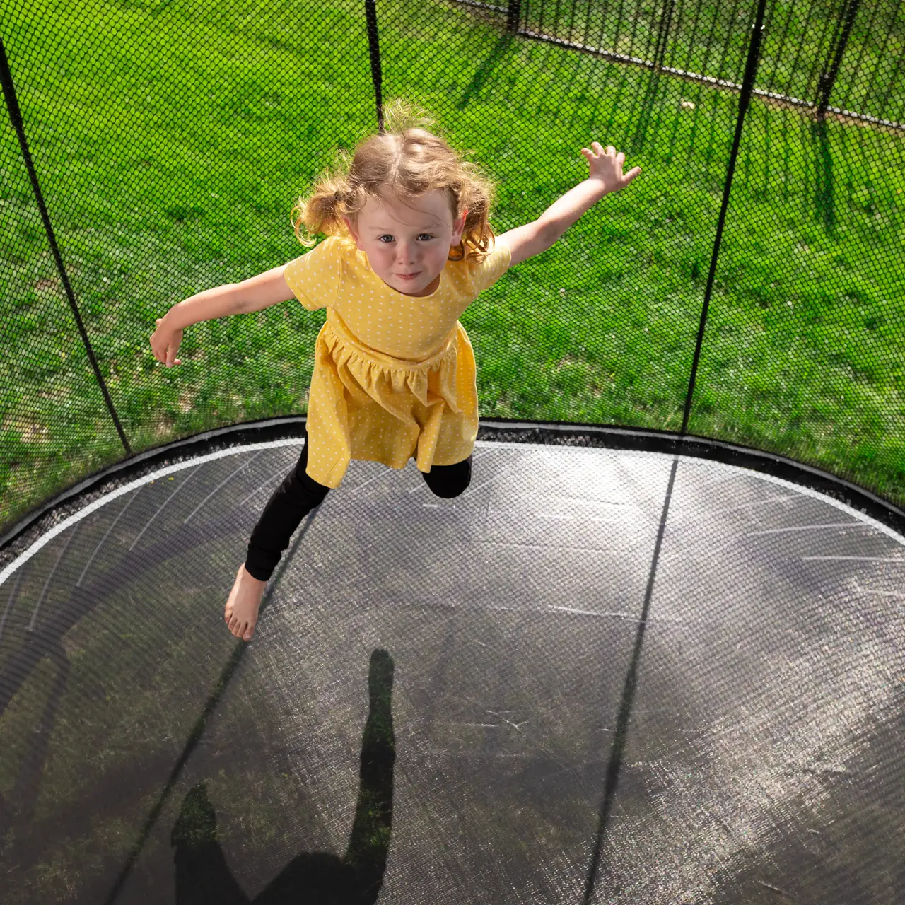 Pohled shora na dítě na trampolíně Springfree Compact Oval O47