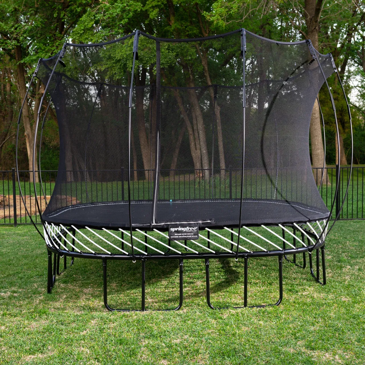 Trampolína Springfree Large Square S113 na zahradě