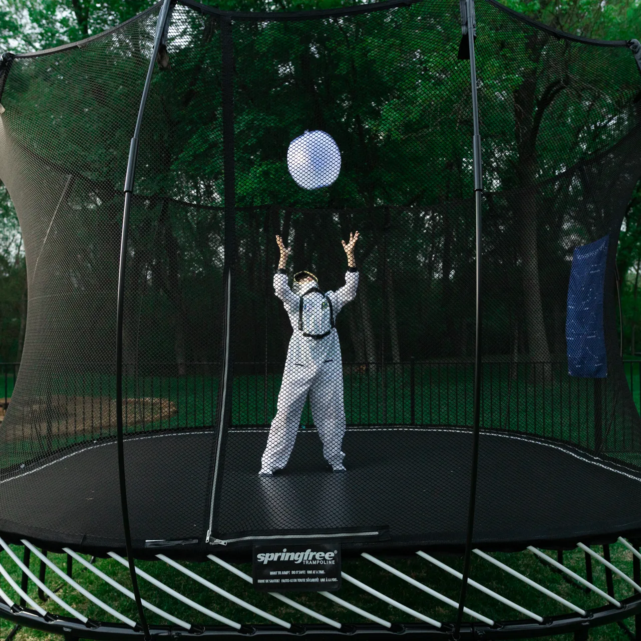 Dítě s balónem na trampolíně Springfree Large Square S113