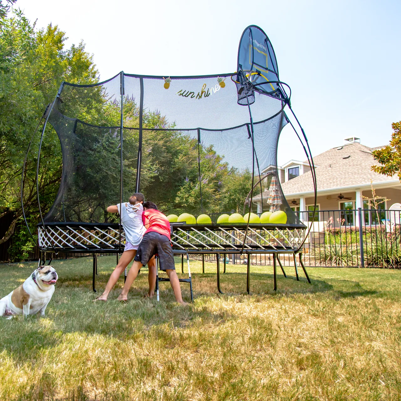Rodina u trampolíny Springfree Medium Oval O77 na zahradě