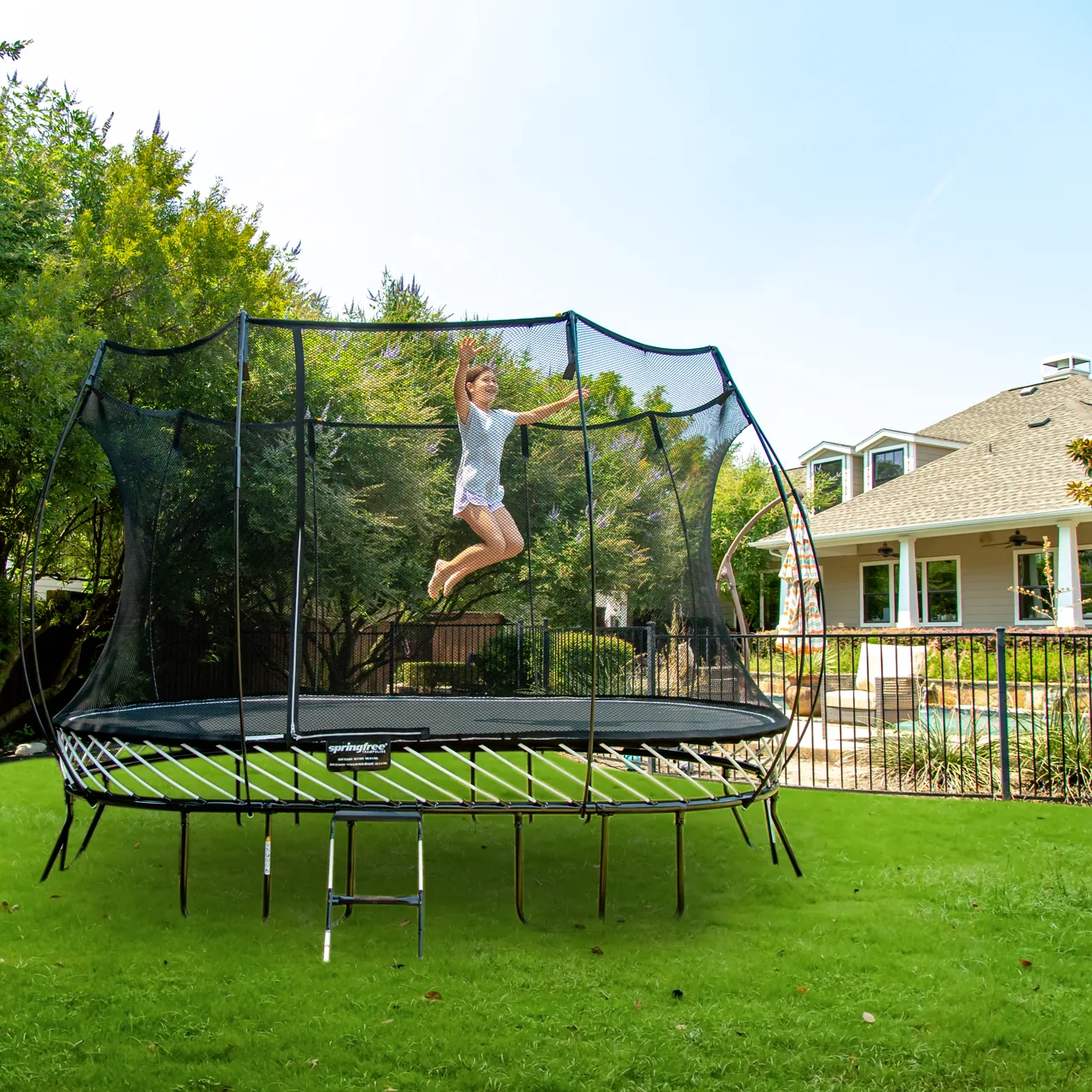 Dítě ve výskoku na trampolíně Springfree Large Oval O92