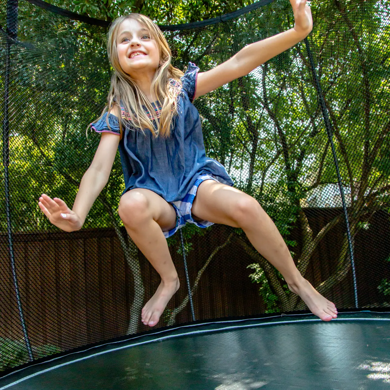 Dítě skáče na trampolíně Springfree Mini Round R30