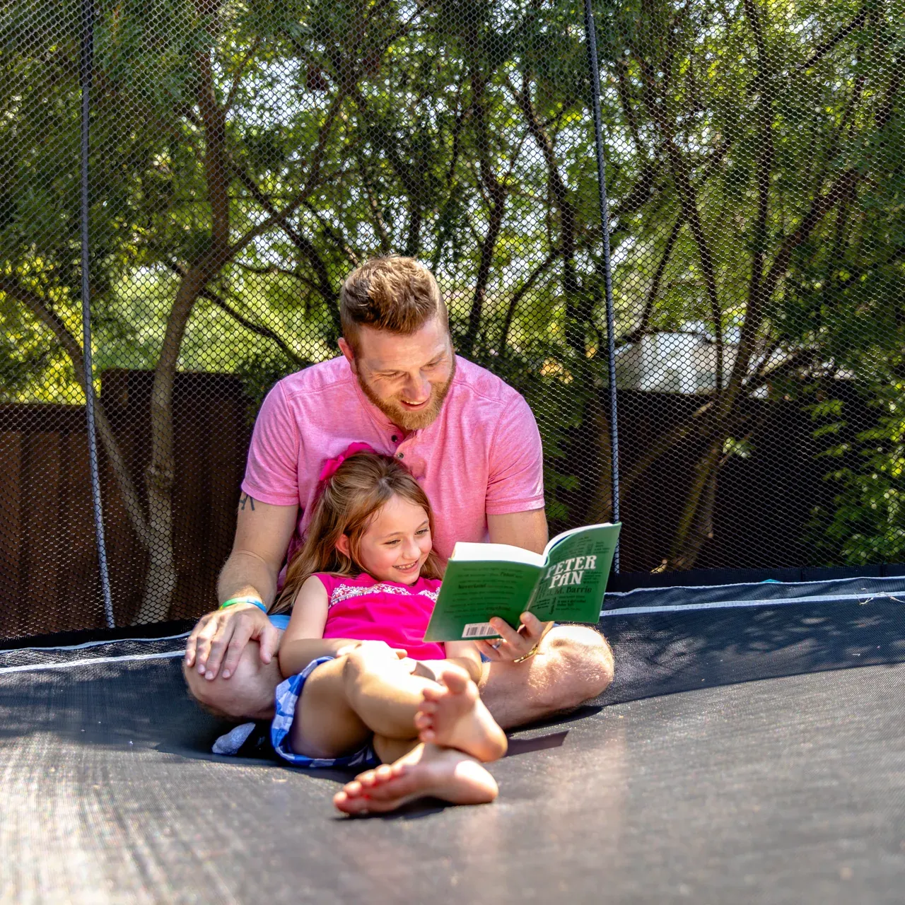 Rodič s dítětem na trampolíně Springfree Medium Oval O77