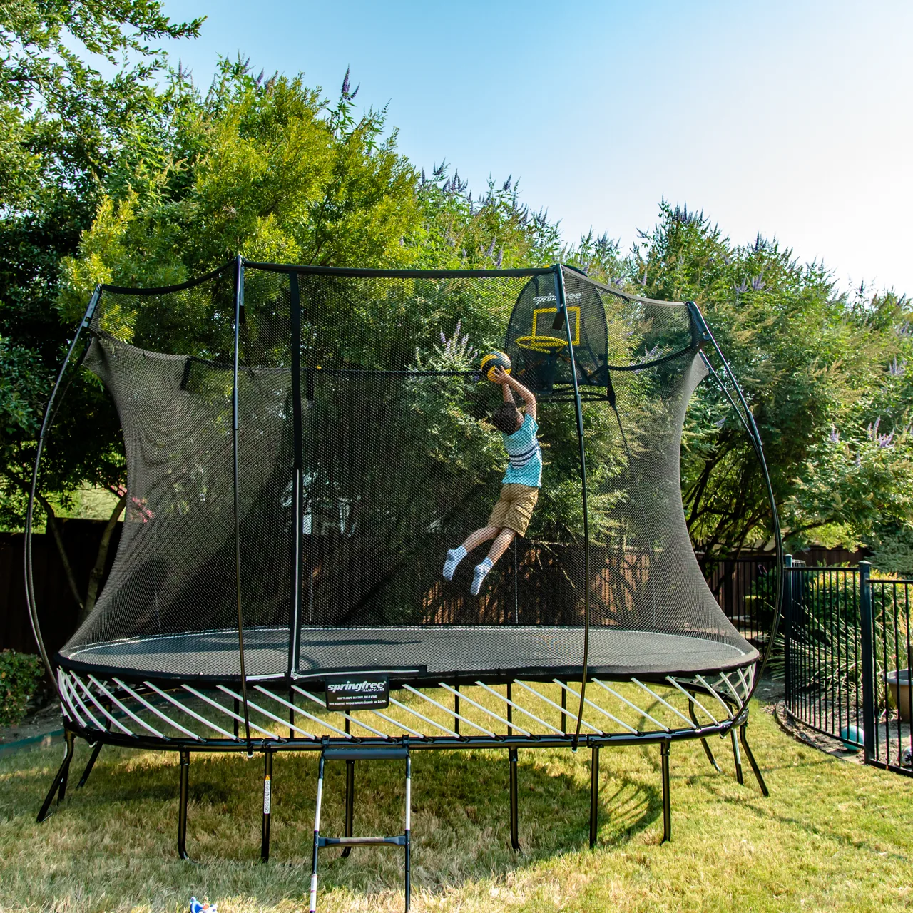 Dítě skáče na trampolíně Springfree Large Oval O92