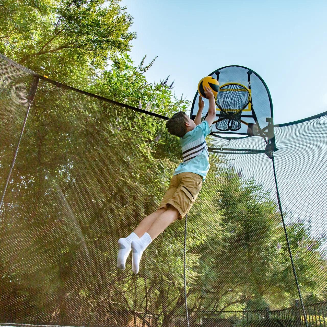 Dítě pod basketbalovým košem na trampolíně Springfree Large Oval O92