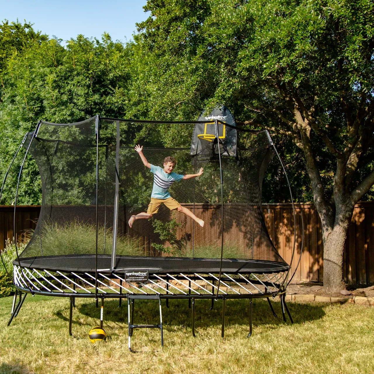 Dítě ve výskoku na trampolíně Springfree Medium Oval O77