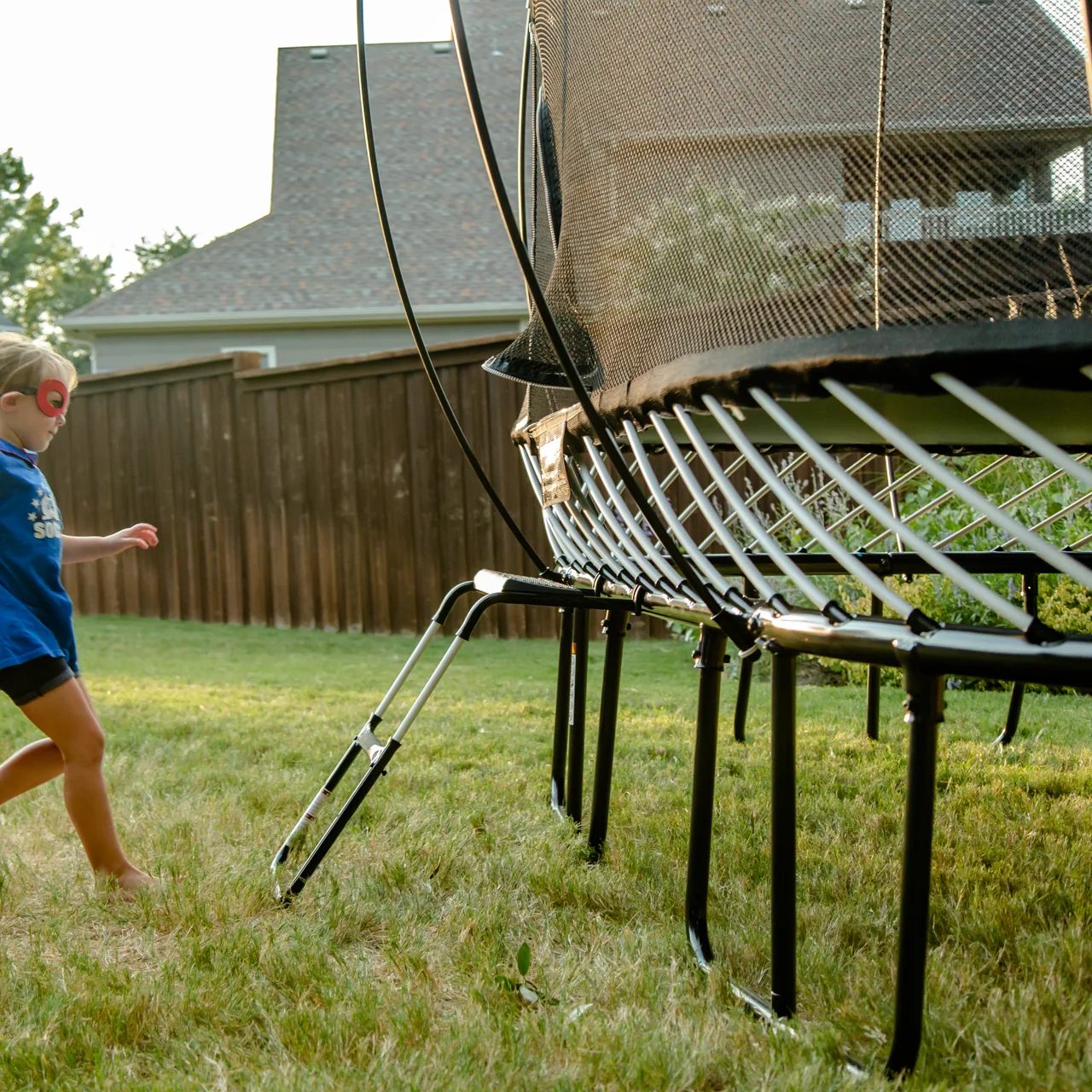 Detail žebříku a spodní konstrukce trampolíny Springfree Large Oval O92