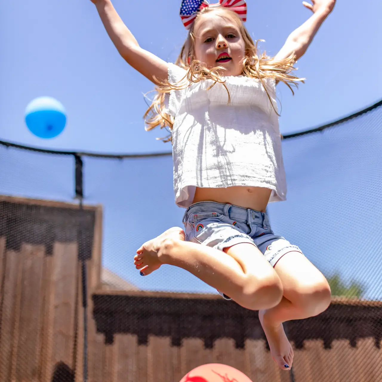 Dítě při skoku na trampolíně Springfree Compact Oval O47