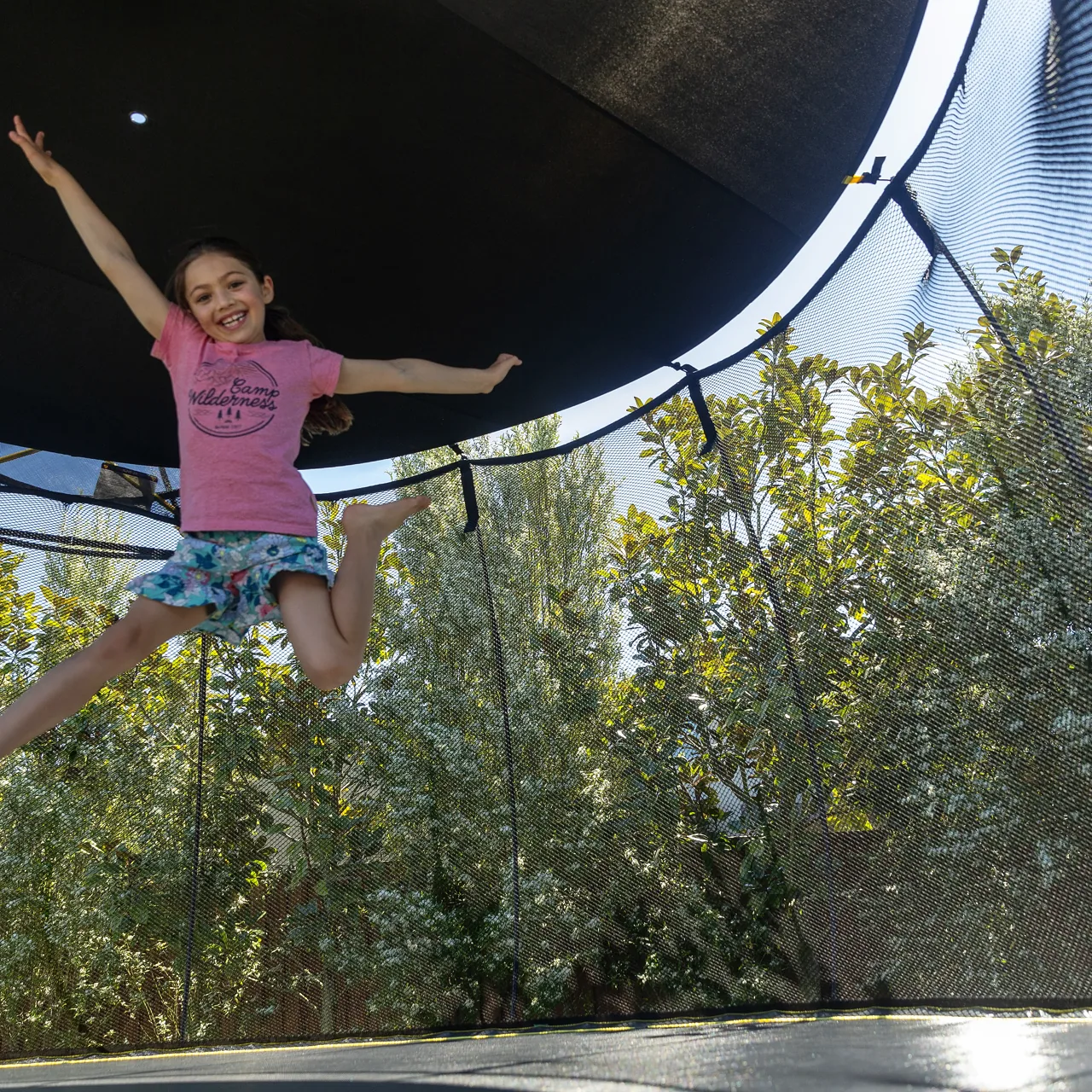 Dítě ve výskoku na trampolíně Springfree Jumbo Round R132