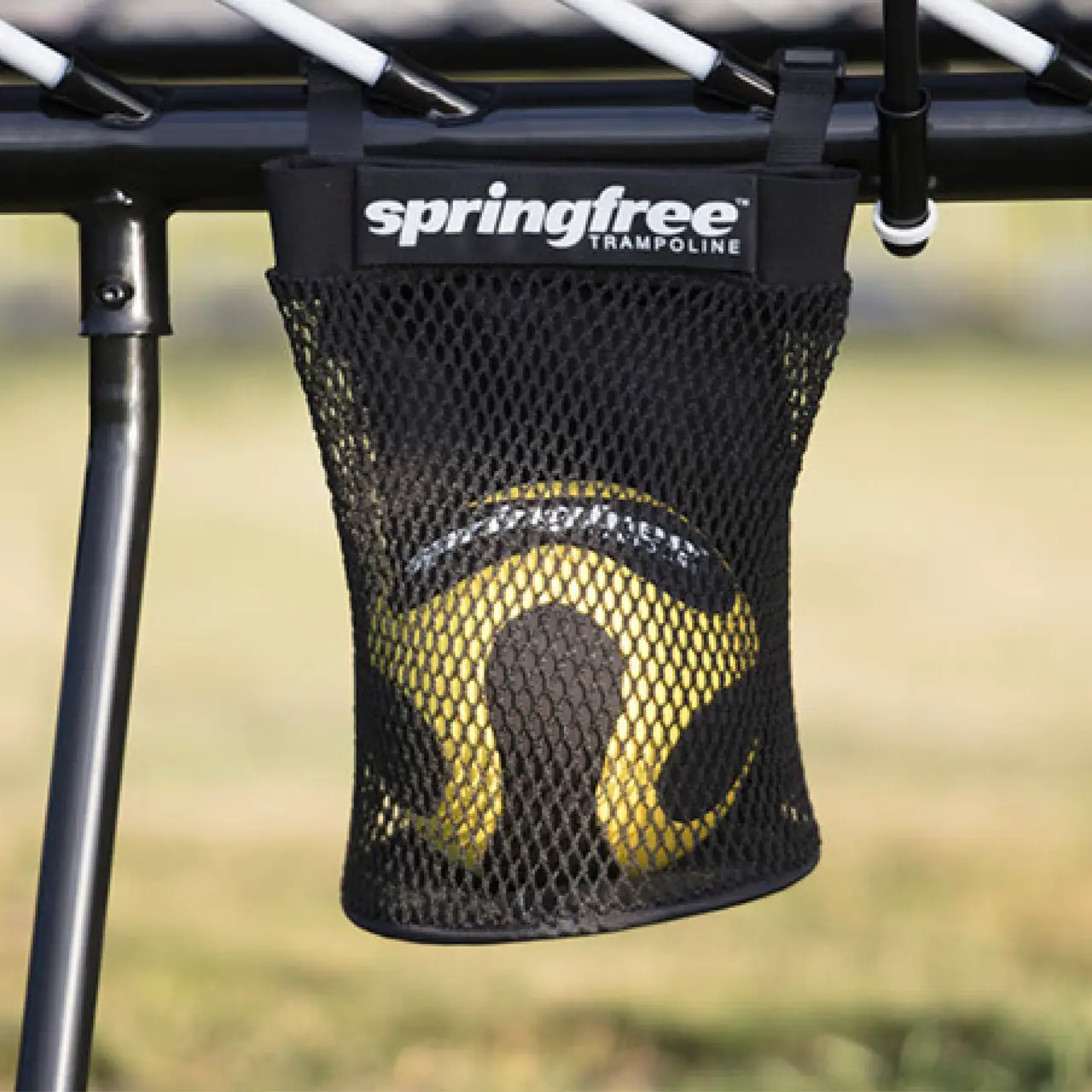 Úložný vak Springfree s míčem zavěšený na trampolíně