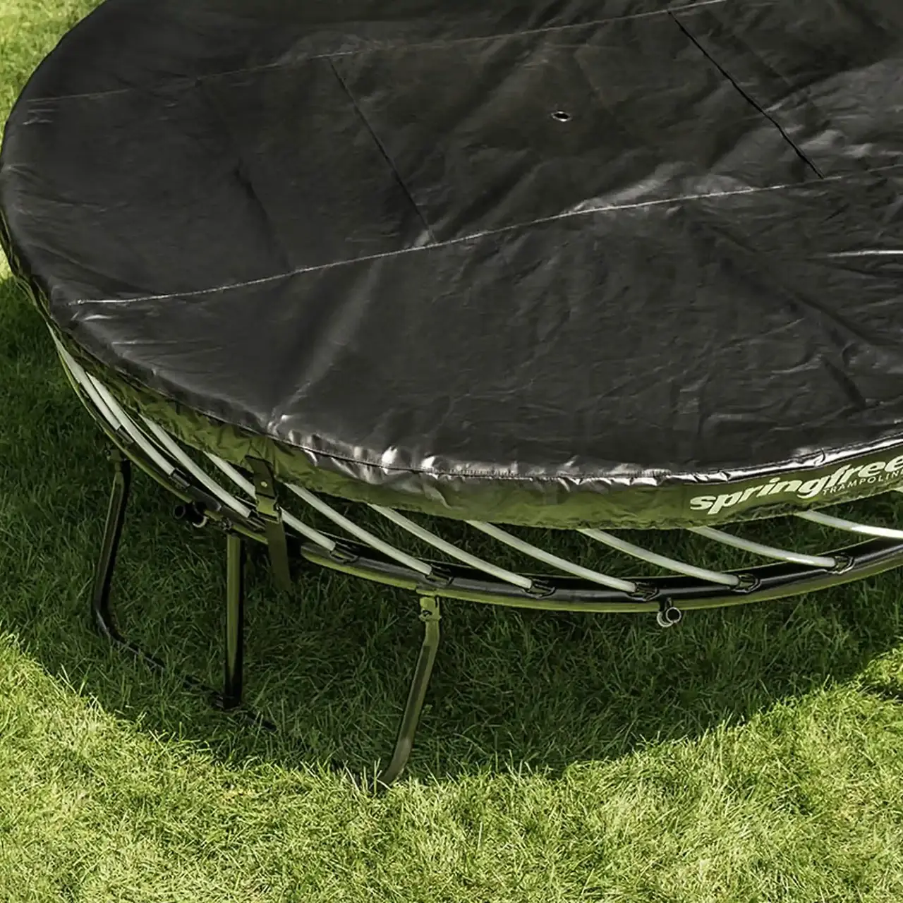 Krycí plachta Springfree nasazená na trampolíně