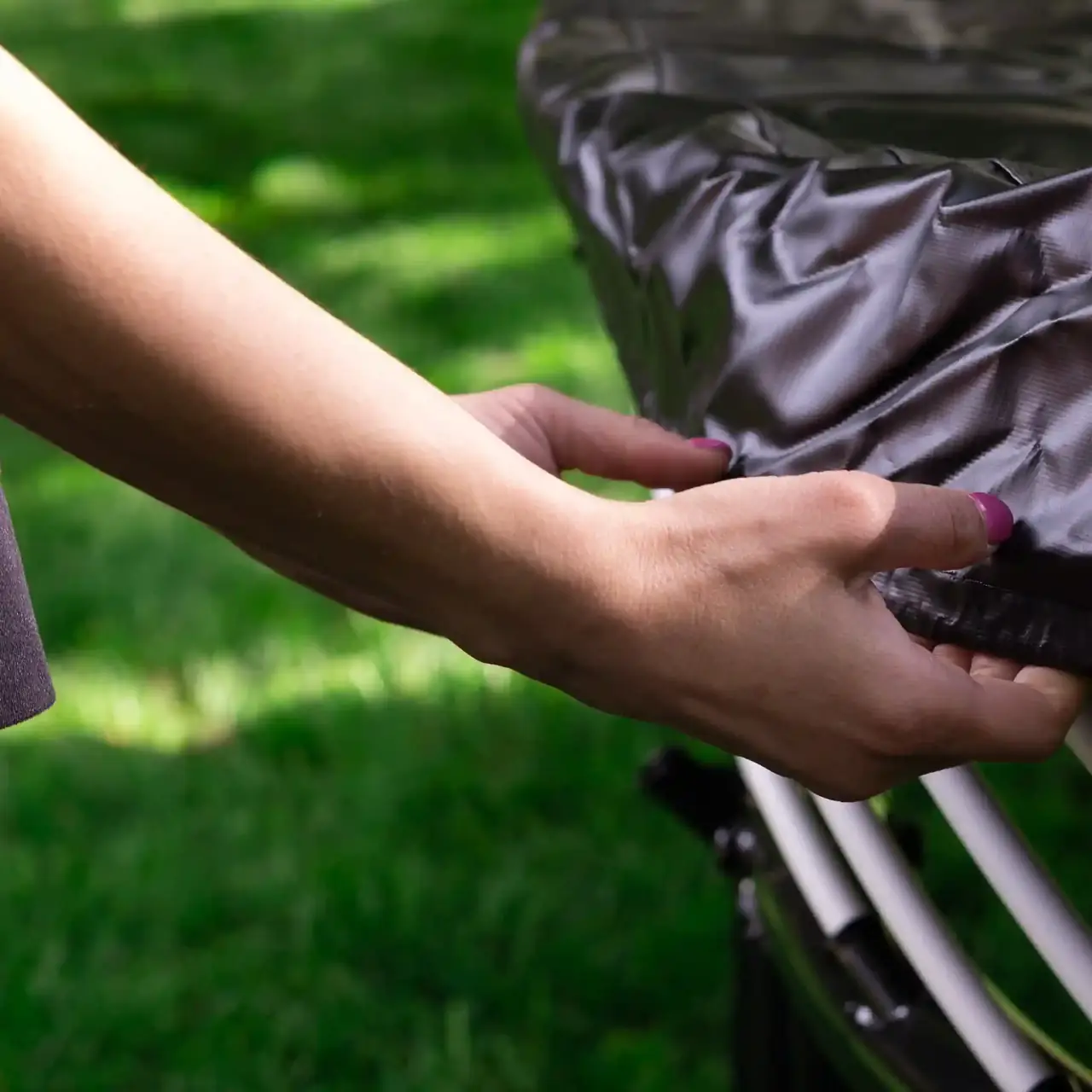 Detail ruky při nasazování krycí plachty Springfree