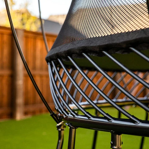 Detail černých obalů na pružných prutech trampolíny Springfree